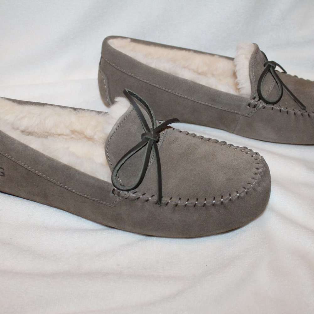 NEW UGG MEN'S SUEDE SHEARLING SLIP ON TIE SLIPPERS FAWN BROWN TAN 12 - Picture 3 of 7